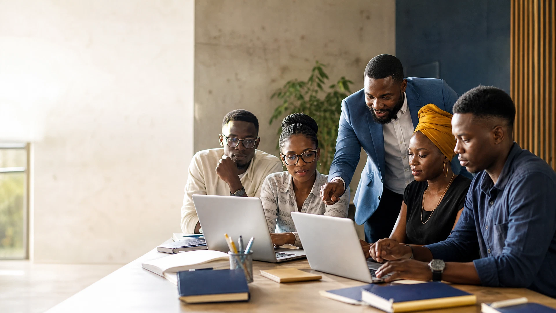 Apprenants et formateur dans un atelier technologique